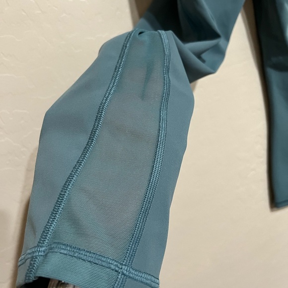 Lululemon Leggings with Mesh 21” Crop in Desert Teal, Size 6 - Picture 5 of 7